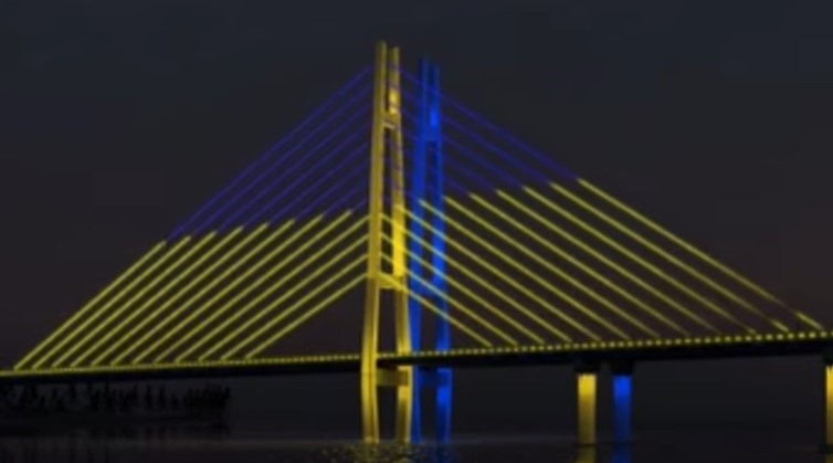 Вантовий міст у Запоріжжі розфарбують LED-підсвіткою в кольори українського прапора 02