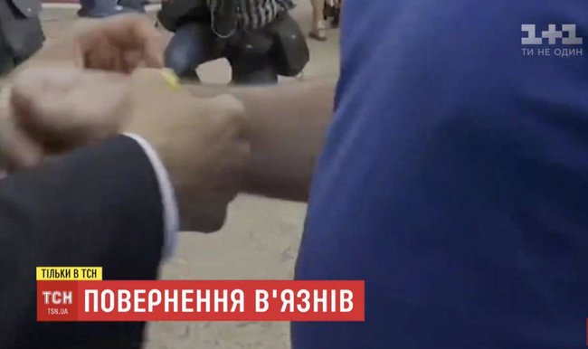 Зеленский при встрече отдал освобожденным морякам символичные именные браслеты, которые носил в поддержку украинских пленных 02