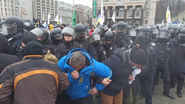 Протест ФОПів: Правоохоронці спробували демонтувати намети - застосовували сльозогінний газ 24