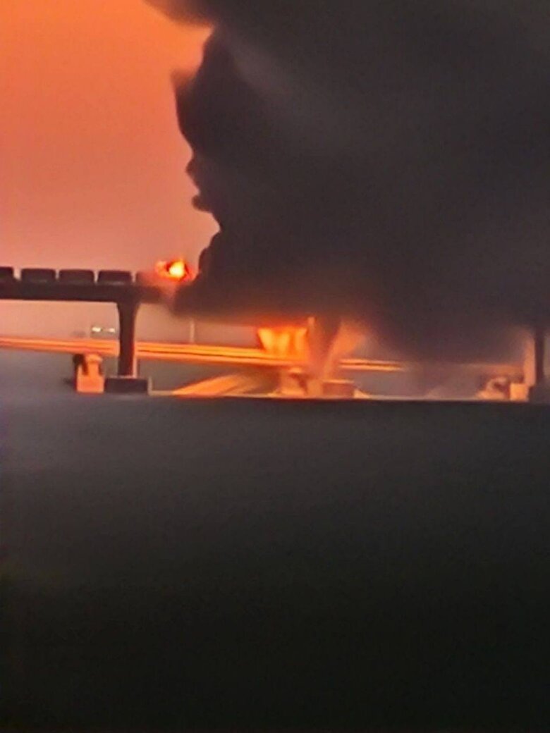 На Кримському мосту потужна пожежа 01