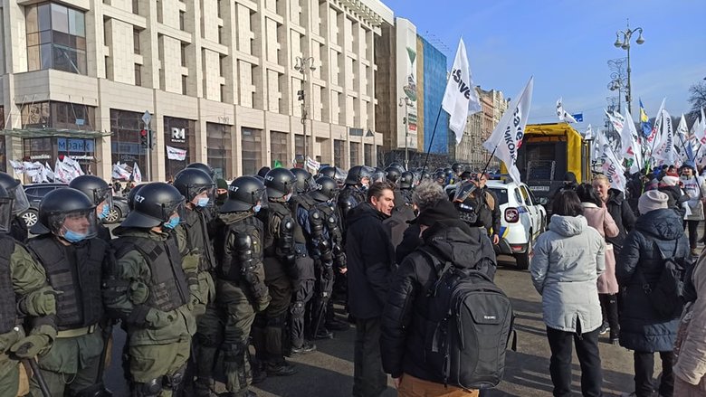 Акція SaveФОП у центрі Києва: мітингувальників відтіснили із Хрещатика, вони прямують під Раду 42