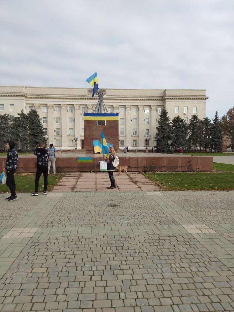 Жители Херсона вышли на улицы города с флагами Украины 01
