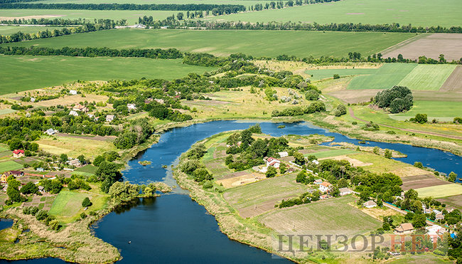 Сельская идиллия, извивающиеся реки и бегущие по полям облака: лето в Украине с высоты птичьего полета 05