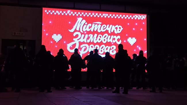 Зе, ответь за базар!, - ФОПы протестуют возле ДК Украина перед концертом 95 квартала 04