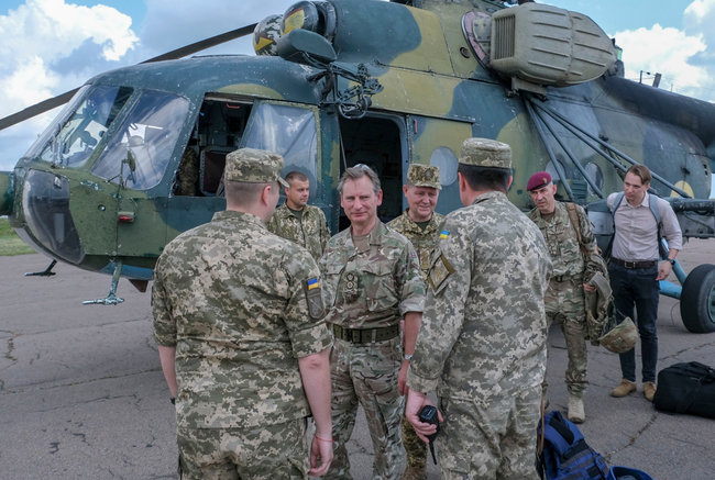 Росія перетворила Донбас на полігон і бойову лабораторію, - командувач ЗС Великої Британії Карлтон-Сміт 03