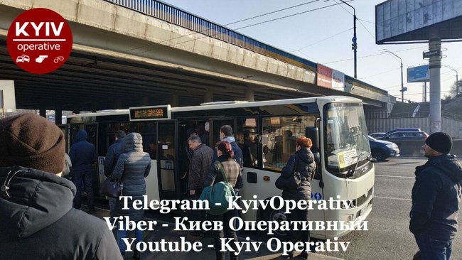 Киев без метро: очереди на остановках, переполненный транспорт и люди без масок 04