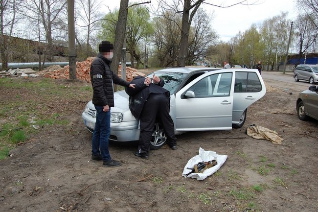 Группировка, торговавшая оружием, разоблачена в Чернигове, также у них обнаружены наркотики, - СБУ 02