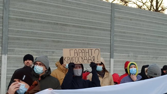 Мовчання тримає за ґратами: Под дачей Зеленского в Конча-Заспе прошла акция в поддержку Стерненко и Антоненко 17