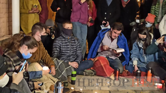 Заборона книги Справа Василя Стуса: кияни організували читання при свічках під Печерським райсудом 01