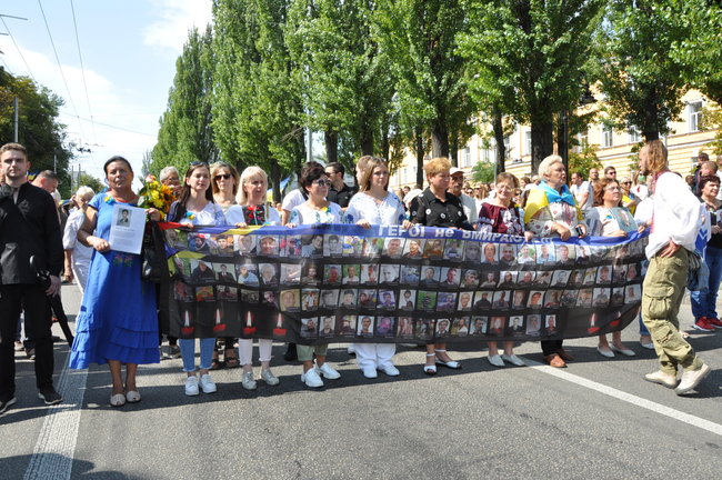 Марш защитников Украины прошел в центре Киева 13