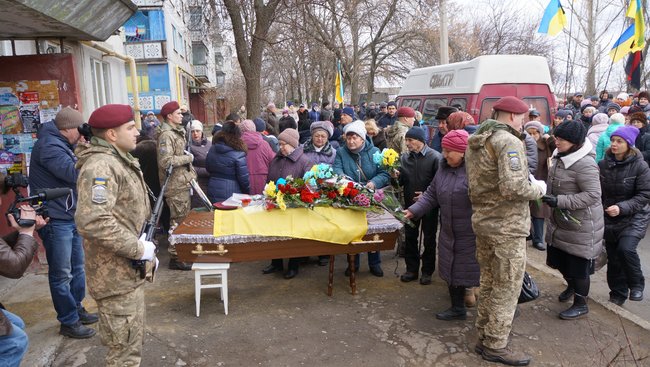 Загиблого українського воїна Євгена Фурсова провели в останню путь на Донеччині 01