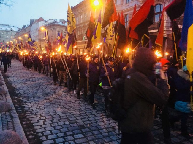 Националисты провели во Львове факельное шествие в годовщину гибели Шухевича 04