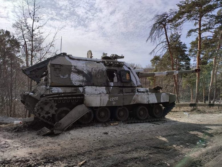Околиці звільненого Тростянця завалені розбитою технікою російських окупантів 09