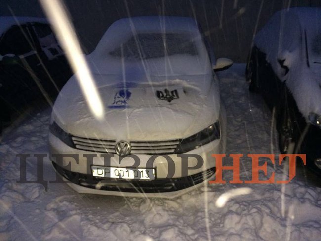 Российские дипломаты в Киеве украсили свои автомобили украинскими тризубами 01