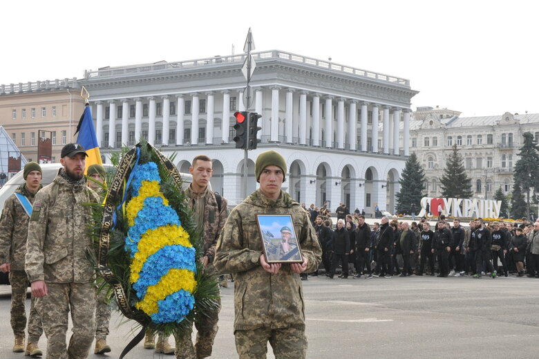 Прощання з морпіхом Максимом Токаревим, який загинув, захищаючи Україну, відбулося на Майдані Незалежності 06