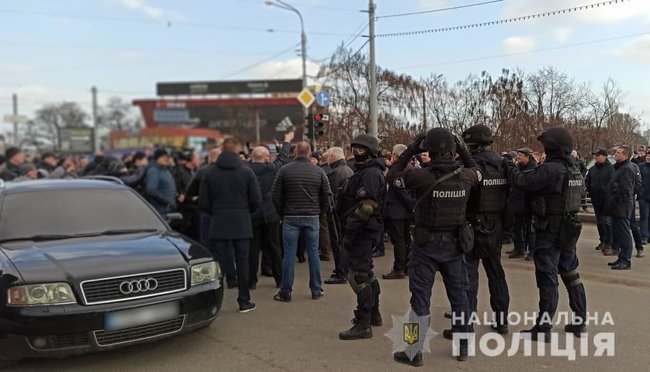 На рынке Барабашово в Харькове произошли стычки со стрельбой: Назад! Назад сказал! Будь ты проклят! 01