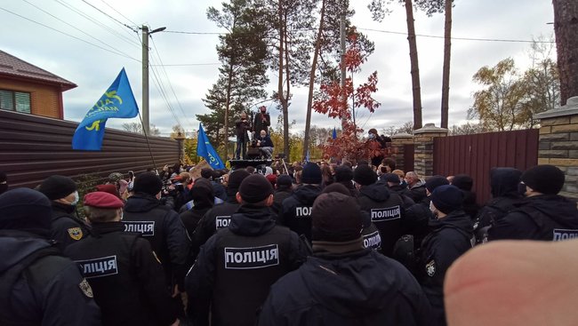 Тупицкий, вали в Ростов!: активисты провели акцию с виселицей под домом главы КС Тупицкого 16