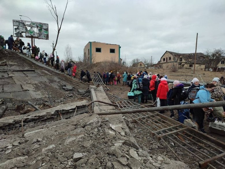 Жители Ирпеня эвакуируются из города через взорванный мост 02