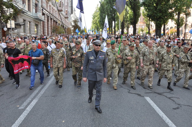 Марш защитников Украины прошел в центре Киева 01