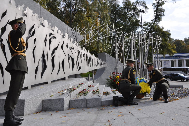 В Киеве почтили память погибших за свободу и независимость Украины 28
