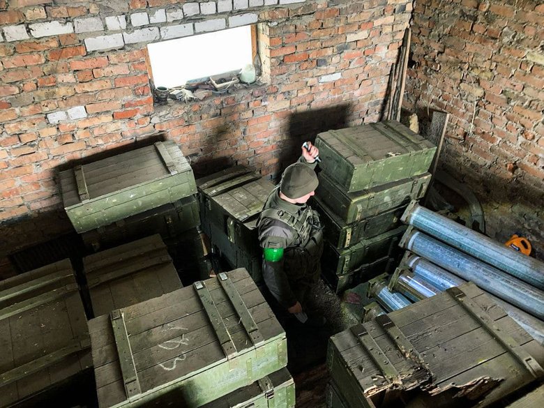 На Київщині нацгвардійці знайшли склад із російськими боєприпасами - майже 100 ящиків зі снарядами 125-го калібру 01