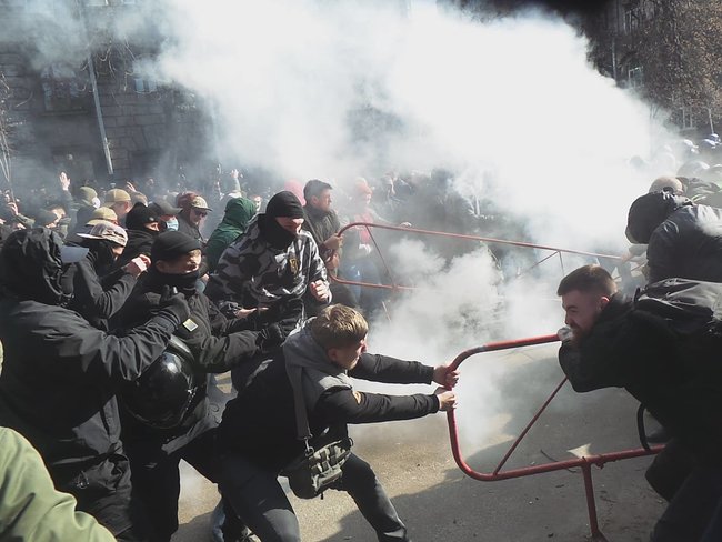 Свинарчуків - за ґрати!, - протест против коррупции в Укроборонпроме перерос в столкновения под АП 09