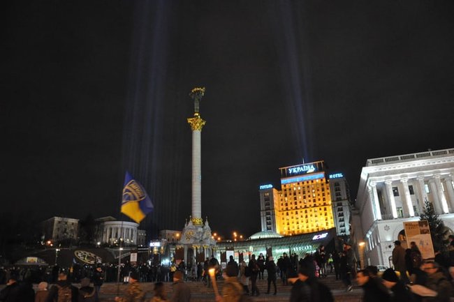 В центре Киева прошла панихида по Небесной Сотне, на месте гибели героев зажгли Лучи достоинства 22