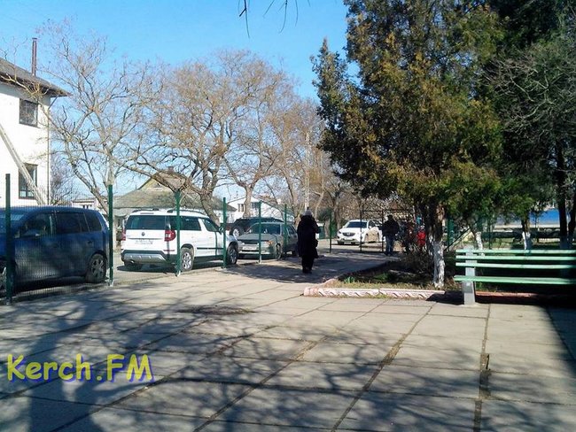 Внимание! На входе работает блокпост: оккупанты обнесли забором больницу в Керчи и поставили металлоискатели 02