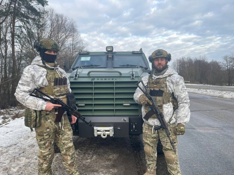 Українські прикордонники отримали канадські бойові броньовані автомобілі Roshel 01