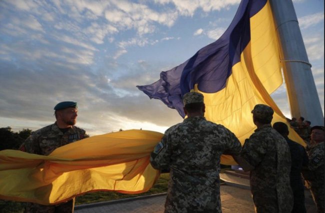 В Киеве мэр Кличко поднял самый большой флаг Украины 05
