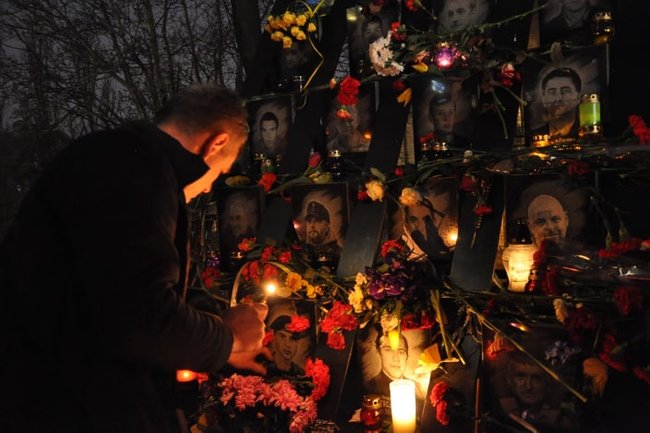 В центре Киева прошла панихида по Небесной Сотне, на месте гибели героев зажгли Лучи достоинства 08