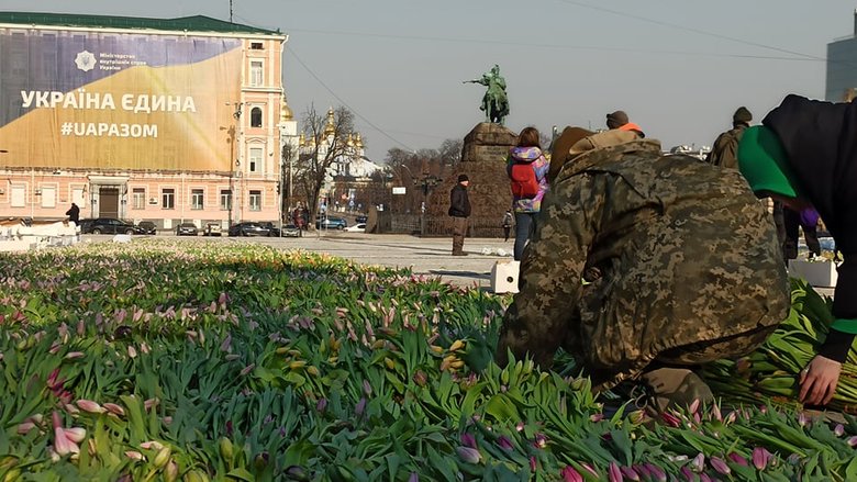 На Софійській площі в Києві виклали герб України з 1,5 млн квітів на честь жінок, які допомагають фронту 03