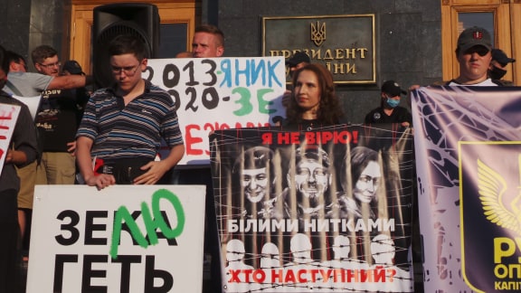 Под Офисом Зеленского в Киеве проходит акция протеста против условий прекращения огня на Донбассе 15