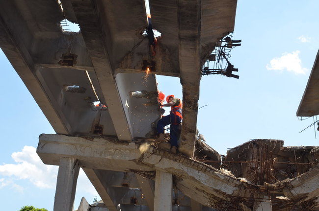 Военные восстанавливают мост автодороги Покровск - Бахмут - Михайловка, разрушенный НВФ в 2014 году, - Минобороны 04