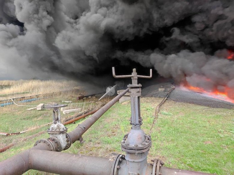 Окупанти поцілили у нафтове підприємство у Лисичанську, здійнялась пожежа на 5 тис. кв.м. Палива там немає, горять залишки нафтошламу, - Гайдай 04