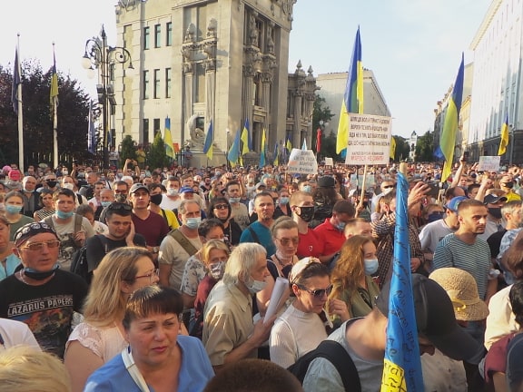 Под Офисом Зеленского в Киеве проходит акция протеста против условий прекращения огня на Донбассе 27