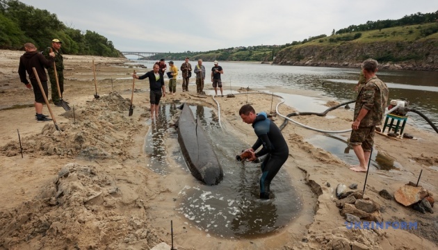 В обмілілій зоні Дніпра на Запоріжжі знайшли човен, якому близько тисячі років 15
