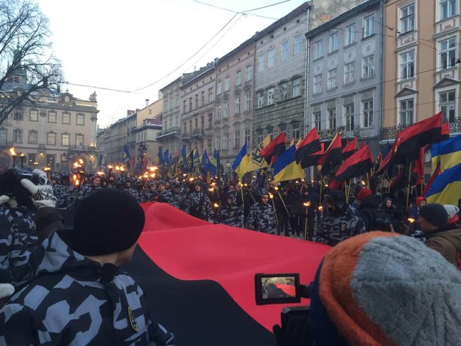 Националисты провели во Львове факельное шествие в годовщину гибели Шухевича 02