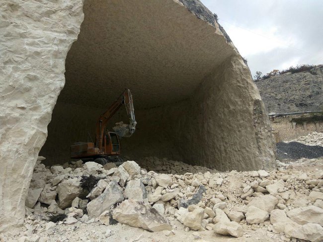 РПЦ в Крыму уничтожает пещерный город Качи-Кальон из-за постройки столовой на 200 человек, - журналист Клименко 05
