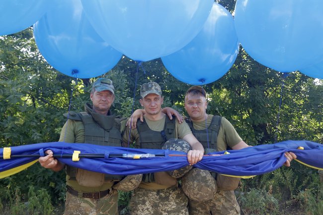 Флаг Украины запустили в небо из Авдеевки в сторону оккупированного Донецка 06