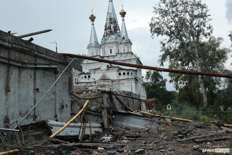 Звільнений Святогірськ: розбомблені будинки, покинуті автівки та боєприпаси 02