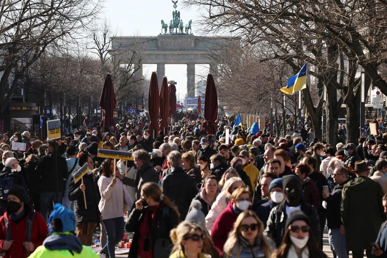 Масові мітинги проти війни в Україні прокотилися Європою. У Берліні вийшло щонайменше 20 тисяч людей 10