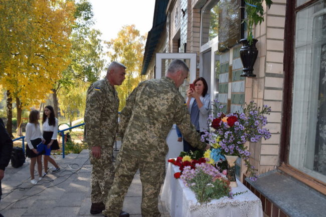 Мемориальную доску погибшему на Донбассе воину Ивану Носачу открыли в Черкасской области 07