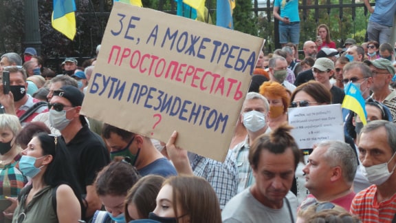 Под Офисом Зеленского в Киеве проходит акция протеста против условий прекращения огня на Донбассе 39