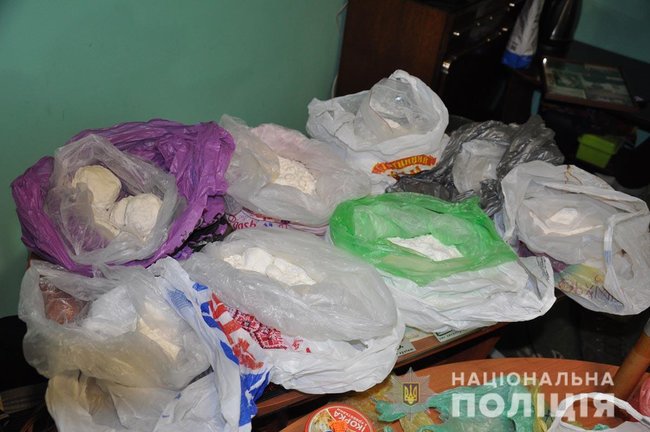 Поліція затримала велику групу наркоторговців на Буковині: вилучено наркотиків на 10 млн грн і зброю 01