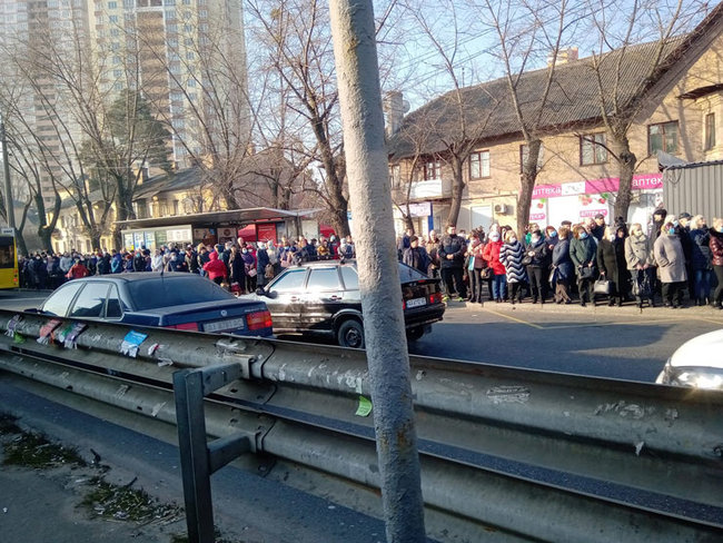 Киев без метро: очереди на остановках, переполненный транспорт и люди без масок 06