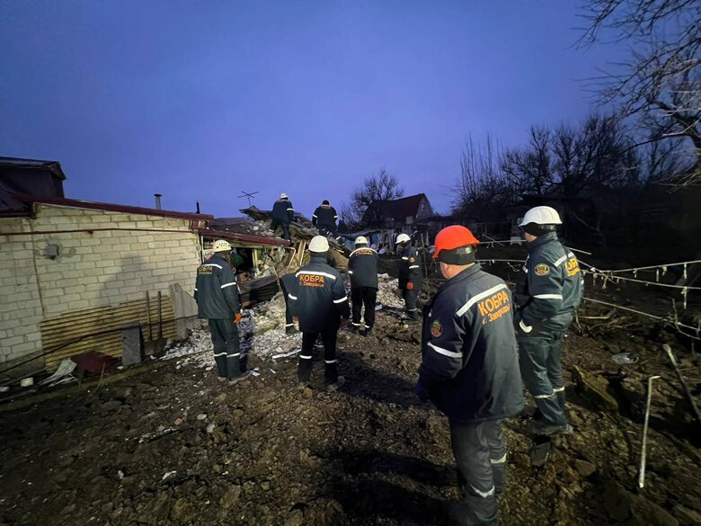Наслідки нічного обстрілу Запоріжжя: пошкоджень та руйнувань зазнали будинки одного з приватних секторів міста 05