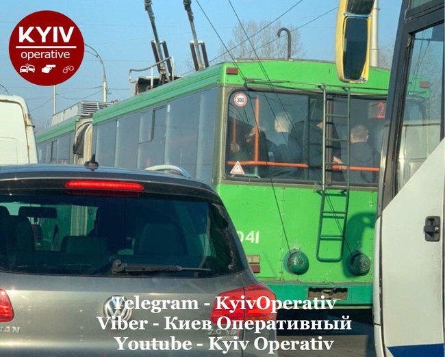 Киев без метро: очереди на остановках, переполненный транспорт и люди без масок 05