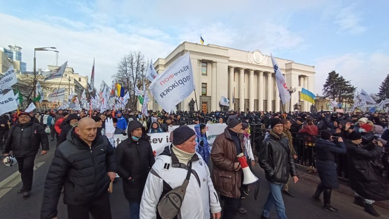 Акція SaveФОП у центрі Києва: мітингувальників відтіснили із Хрещатика, вони прямують під Раду 22