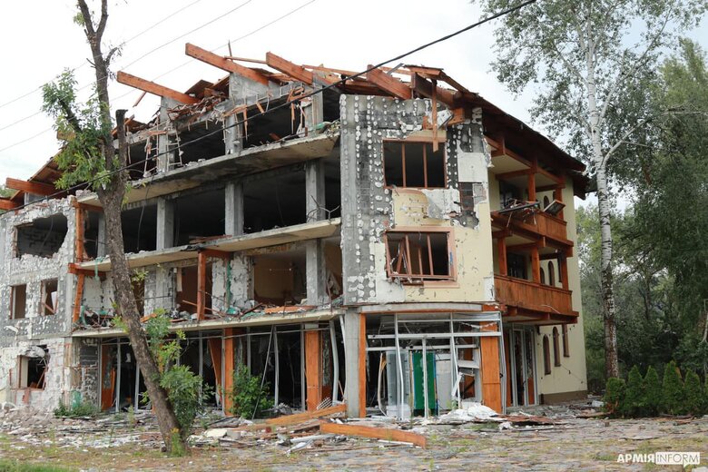 Звільнений Святогірськ: розбомблені будинки, покинуті автівки та боєприпаси 11